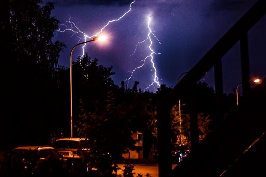 Storm op komst! Wat dekt jouw verzekering? Huis verzekerd bij blikseminslag of nevenschade